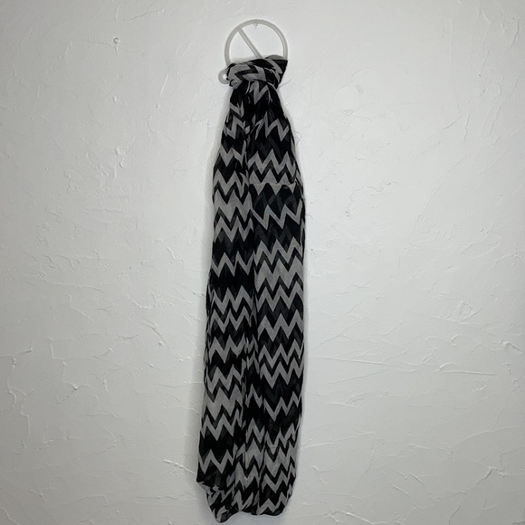 Chevron Scarf Black & White - Picture 2 of 3